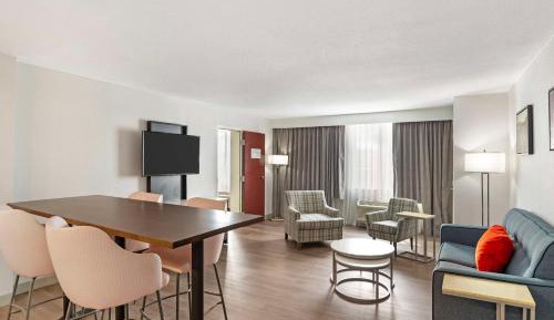 One-Bedroom King Suite with Sofa Bed - Non-Smoking