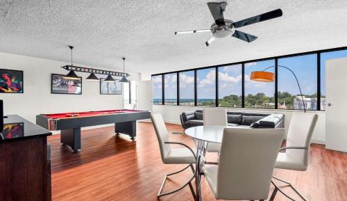 King Suite with Pool Table - Non-Smoking