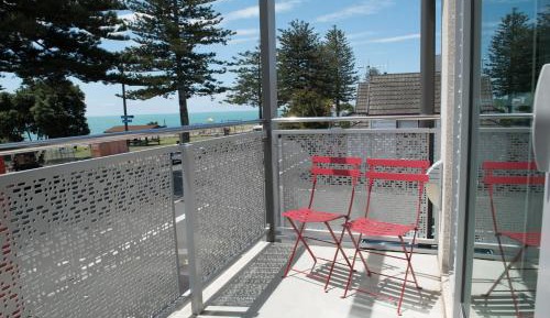 Studio - Beachfront Upper Level