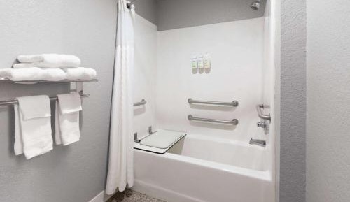 King Room with Mobility Access and Bathtub with Grab Bars, Non-Smoking