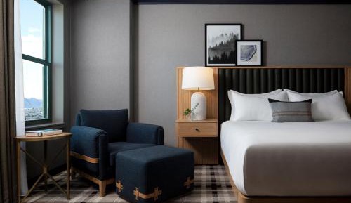 Classic Deluxe Balcony Room - 1 King Bed