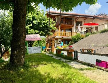 Deluxe Double Room (2 Adults + 1 Child)