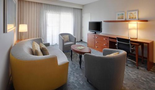 One-Bedroom King Suite with Sitting Area, Transfer Shower and Bathtub - Mobility Access