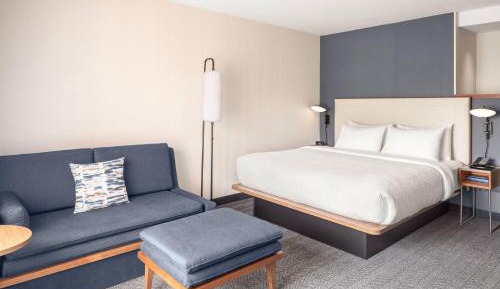 King Room with Adapted Tub - Mobility Accessible