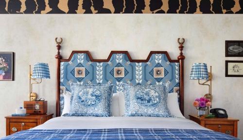 King Room with Roll-In Shower - Mobility Access