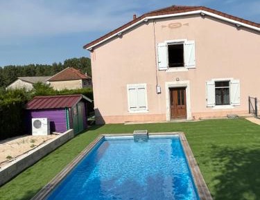 Apartment with Pool View 