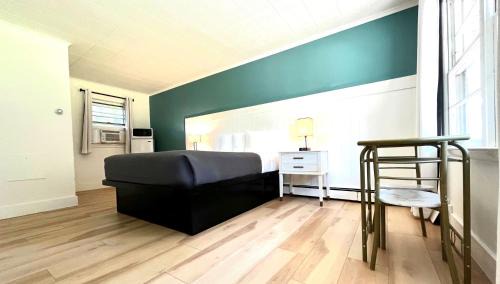 One Queen Nonsmoking Lakeside