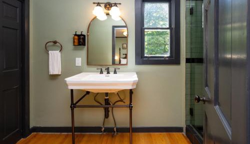 Constance Inn Standard Queen