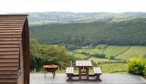 Large Stepless Cabin with Hot Tub