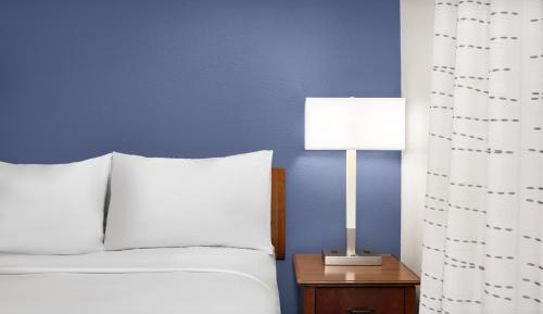 One-Bedroom Queen Suite