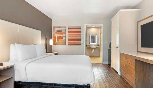 Queen Room with Roll-In Shower - Mobility Access