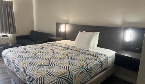 1 King Bed | Non-Smoking, Hot Tub, Micfridge