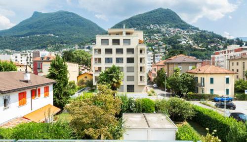 Apartment with Mountain View