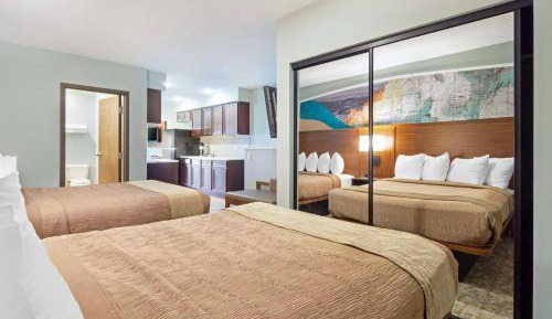 Queen Suite with Murphy Bed and Kitchen - Poolside