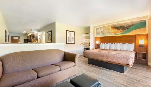 Studio King Suite with Sofa Bed, Balcony and Full Kitchen - Non-Smoking