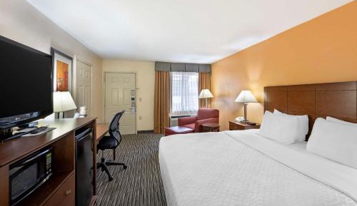 King Room with Bath Tub - Mobility Accessible/Non-Smoking