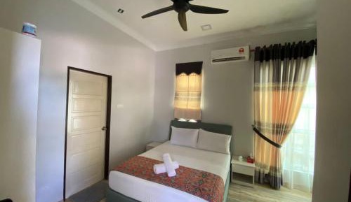 Deluxe Double Room with Side Sea View