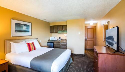 Queen Room with Partial Ocean View