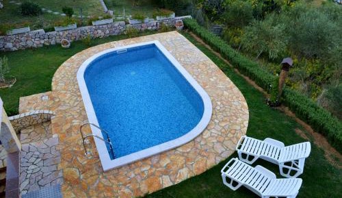 Apartment with Pool View - Red 
