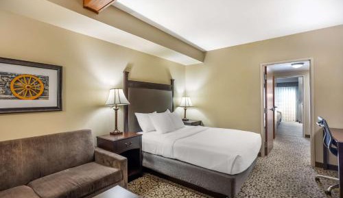 Queen Suite with Three Queen Beds, Sofa Bed and Patio - Non-Smoking