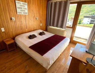 Double Room West with Mountain View and Balcony