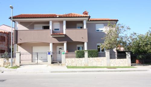 Comfort One-Bedroom Apartment with Terrace - First Floor