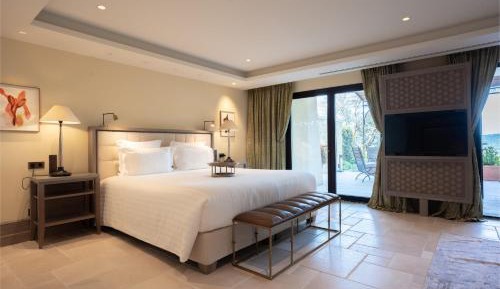 Suite with Hot Tub