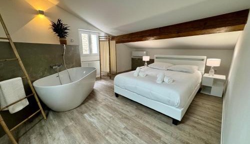 Deluxe Double Room with Bath