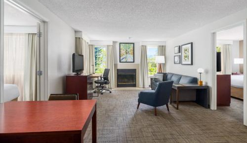 One-Bedroom Queen Suite with Sofa Bed, Fireplace