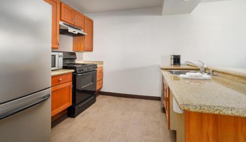 Queen Studio with Sofa Bed and Adapted Tub - Mobility Accessible