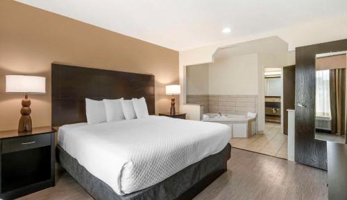 King Suite with Spa Bath - Non-Smoking