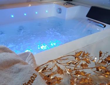 Deluxe Suite with Spa Bath