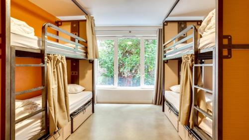 4-Bed Room