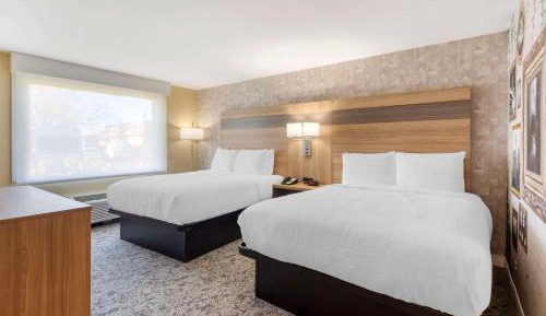 Queen Suite with Two Queen Beds and Sofa Bed - Non-Smoking