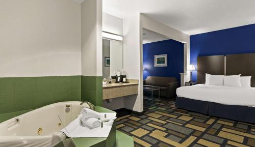 King Suite with Spa Bath and Bath Tub - Disability/Non-Smoking