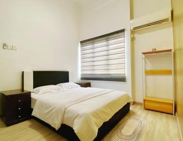 Queen Room with Shared Bathroom