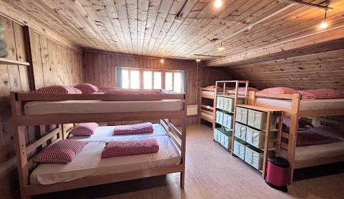  Single Bed in Dormitory Room with Shared Bathroom