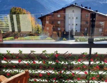 Apartment with Mountain View