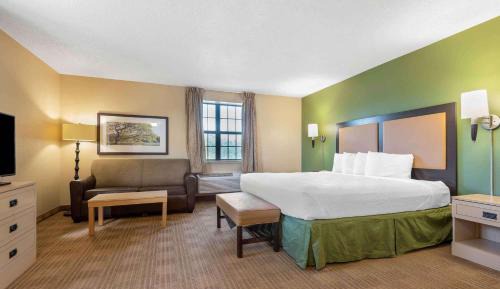 1 King Bed | Non-Smoking, Kitchen