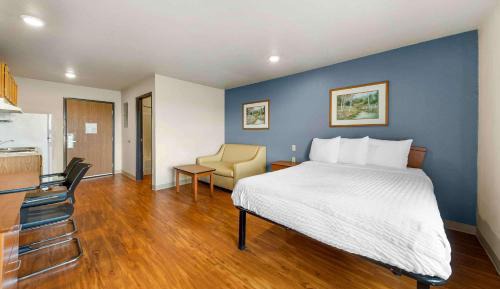 1 Queen Bed | ADA/RI Shower/Smoking/Kitchen