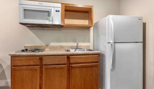 2 Full Beds | Smoking, Kitchen