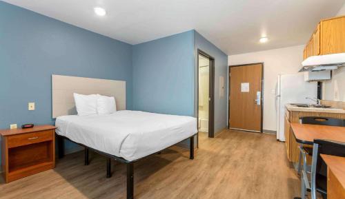 1 Queen Bed | ADA/RI Shower/Nsmk/Kitchen