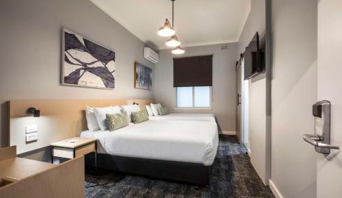 Studio Queen & Single