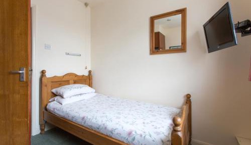 Basic Single Room with Shared Bathroom