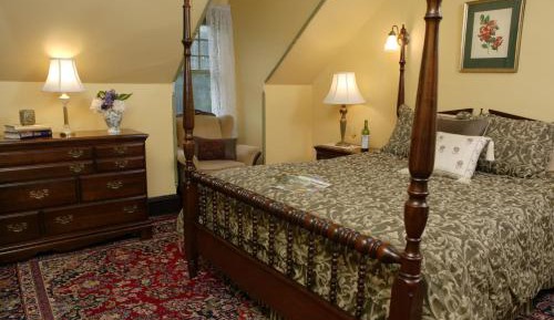 Queen Room with Private Bathroom