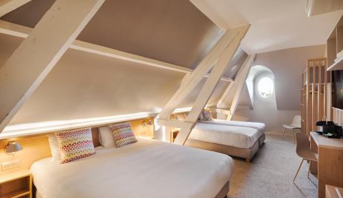 Family Room - 1 King Bed 2 Single Beds