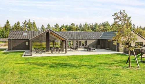 Ten-Bedroom Holiday Home