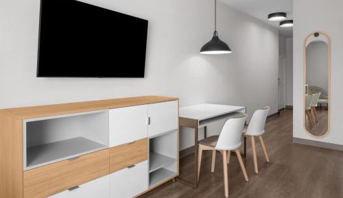 One-Bedroom King Suite with Sofa Bed and Adapted Tub - Mobility and Hearing Accessible