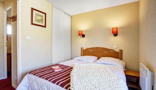 One-Bedroom Apartment with Sleeping Alcove (6 People)