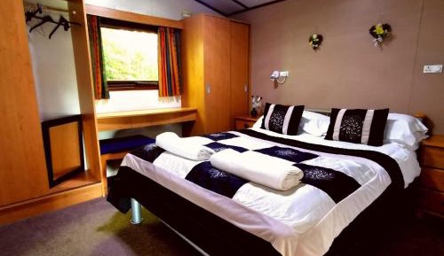 Two-Bedroom Chalet with Hot Tub